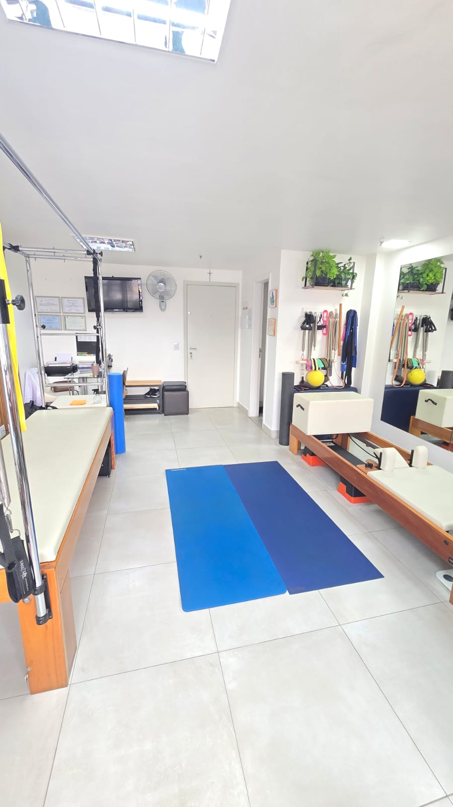 Equipamentos de Pilates e acessórios terapêuticos no estúdio da Lílian Cunha
