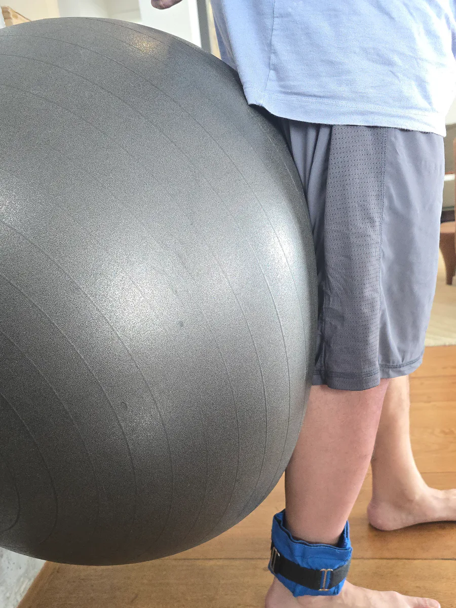 Exercício funcional com bola e tornozeleira em fisioterapia na Chácara Santo Antônio