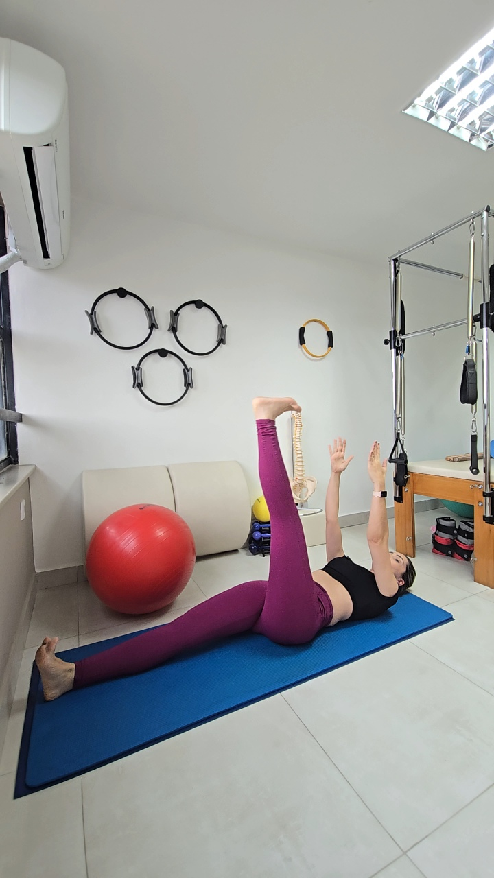 Exercício de Pilates clínico no consultório da Chácara Santo Antônio